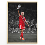 Ladda upp bild till gallerivisning, Pernille Harder im Bayern-München-Trikot mit einer Trophäe auf einem stilvollen schwarz-weißen Fußballposter.

