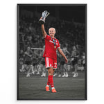 Ladda upp bild till gallerivisning, Pernille Harder i Bayern München-trøje med et trofæ på en stilfuld sort-hvid fodboldplakat.
