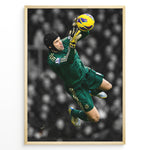 Ladda upp bild till gallerivisning, Petr Čech im Torwarttrikot des Chelsea FC bei einer spektakulären Parade. Der schwarz-weiße Stadionhintergrund hebt die grünen und gelben Farben des Motivs hervor.

