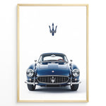 Ladda upp bild till gallerivisning, Illustration of a classic blue Maserati coupe viewed from the front with Maserati logo above.
