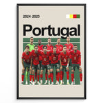 Ladda upp bild till gallerivisning, Portugal holdfoto plakat | Portugal 2024-2025 iført røde trøjer og grønne shorts, hele holdet samlet til kamp med ikonisk selvsikkerhed.
