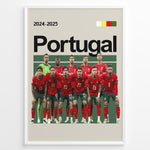 Ladda upp bild till gallerivisning, Portugal holdfoto plakat | Portugal 2024-2025 iført røde trøjer og grønne shorts, hele holdet samlet til kamp med ikonisk selvsikkerhed.
