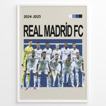 Ladda upp bild till gallerivisning, Real Madrid holdfoto plakat | Real Madrid 2024-2025 i hvidt kampkit, samlet i opstilling før kamp – klar til Champions League-triumf.
