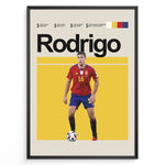 Ladda upp bild till gallerivisning, Rodrigo fodbold plakat | Spanien landsholdstrøje i rød og blå med boldkontrol og fokus – perfekt til fans af herrefodbold og La Roja
