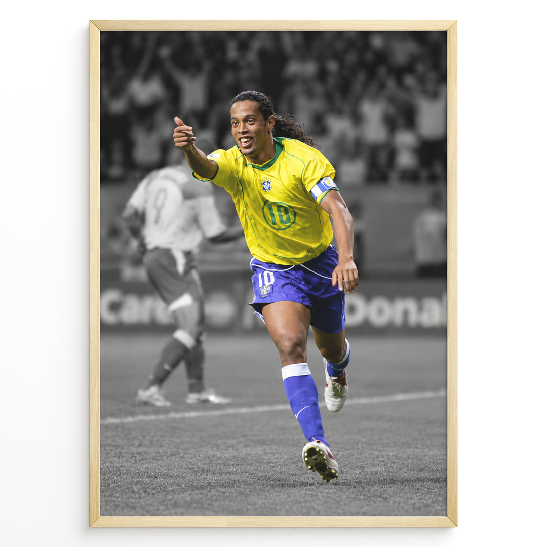 Ronaldinho im ikonischen gelben Brasilien-Trikot mit der Nummer 10 beim Feiern auf dem Fußballplatz. Ein schwarz-weißer Hintergrund hebt die brasilianischen Farben hervor.