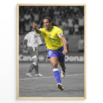 Ladda upp bild till gallerivisning, Ronaldinho im ikonischen gelben Brasilien-Trikot mit der Nummer 10 beim Feiern auf dem Fußballplatz. Ein schwarz-weißer Hintergrund hebt die brasilianischen Farben hervor.
