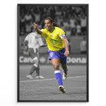 Ladda upp bild till gallerivisning, Ronaldinho i den klassiske gule Brasilien-trøje med nummer 10, hvor han løber og fejrer på fodboldbanen. Sort-hvid baggrund med fremhævede brasilianske farver.
