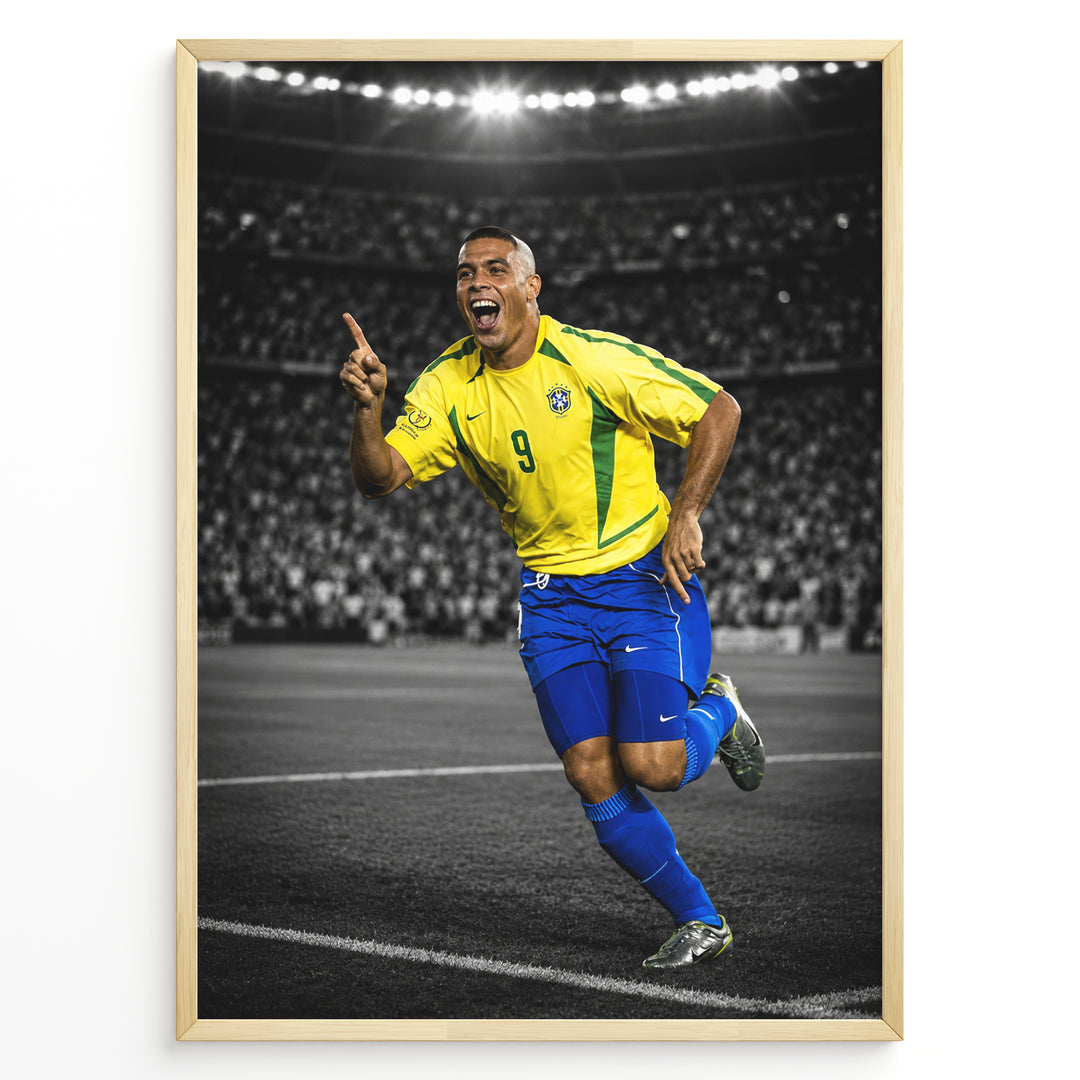Ronaldo Nazário im ikonischen gelben Brasilien-Trikot mit der Nummer 9 beim Feiern auf dem Fußballplatz. Der schwarz-weiße Stadionhintergrund hebt die brasilianischen Farben hervor.