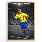Ladda upp bild till gallerivisning, Ronaldo Nazário im ikonischen gelben Brasilien-Trikot mit der Nummer 9 beim Feiern auf dem Fußballplatz. Der schwarz-weiße Stadionhintergrund hebt die brasilianischen Farben hervor.
