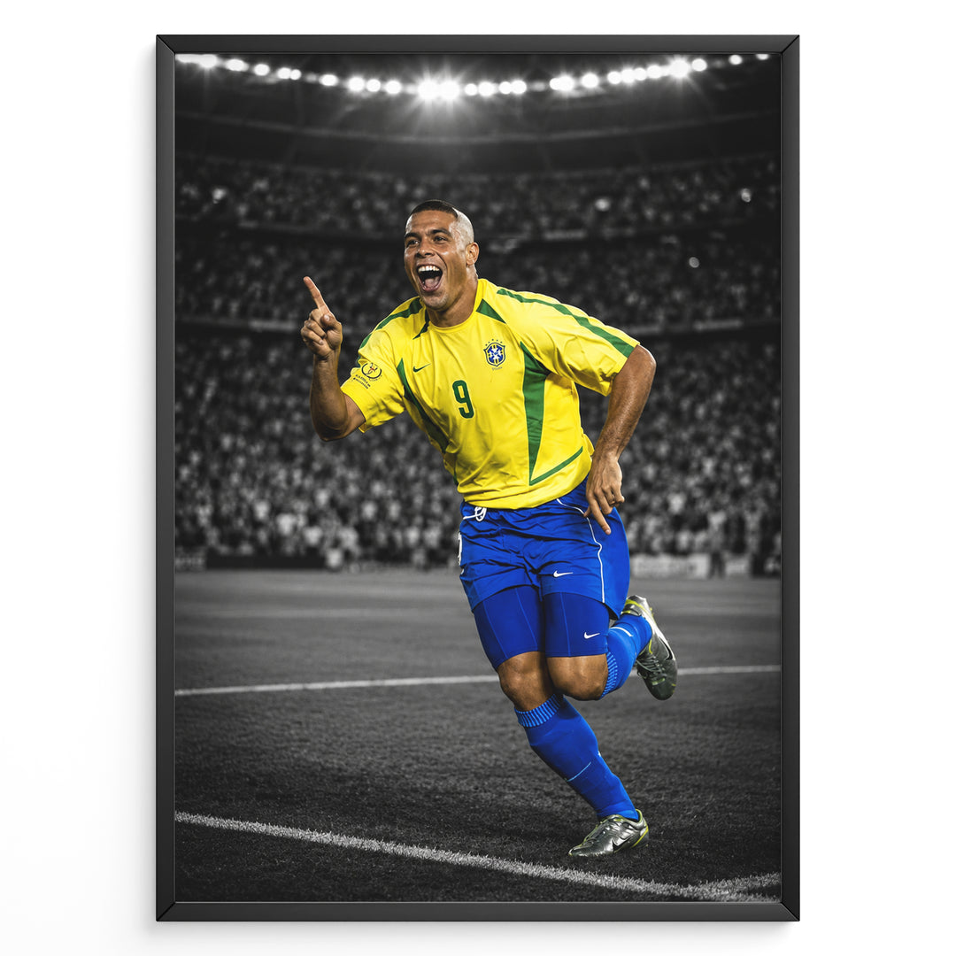 Ronaldo Nazário i den klassiske gule Brasilien-trøje med nummer 9, hvor han fejrer på fodboldbanen. Motivet har en sort-hvid stadionbaggrund med fremhævede brasilianske farver.