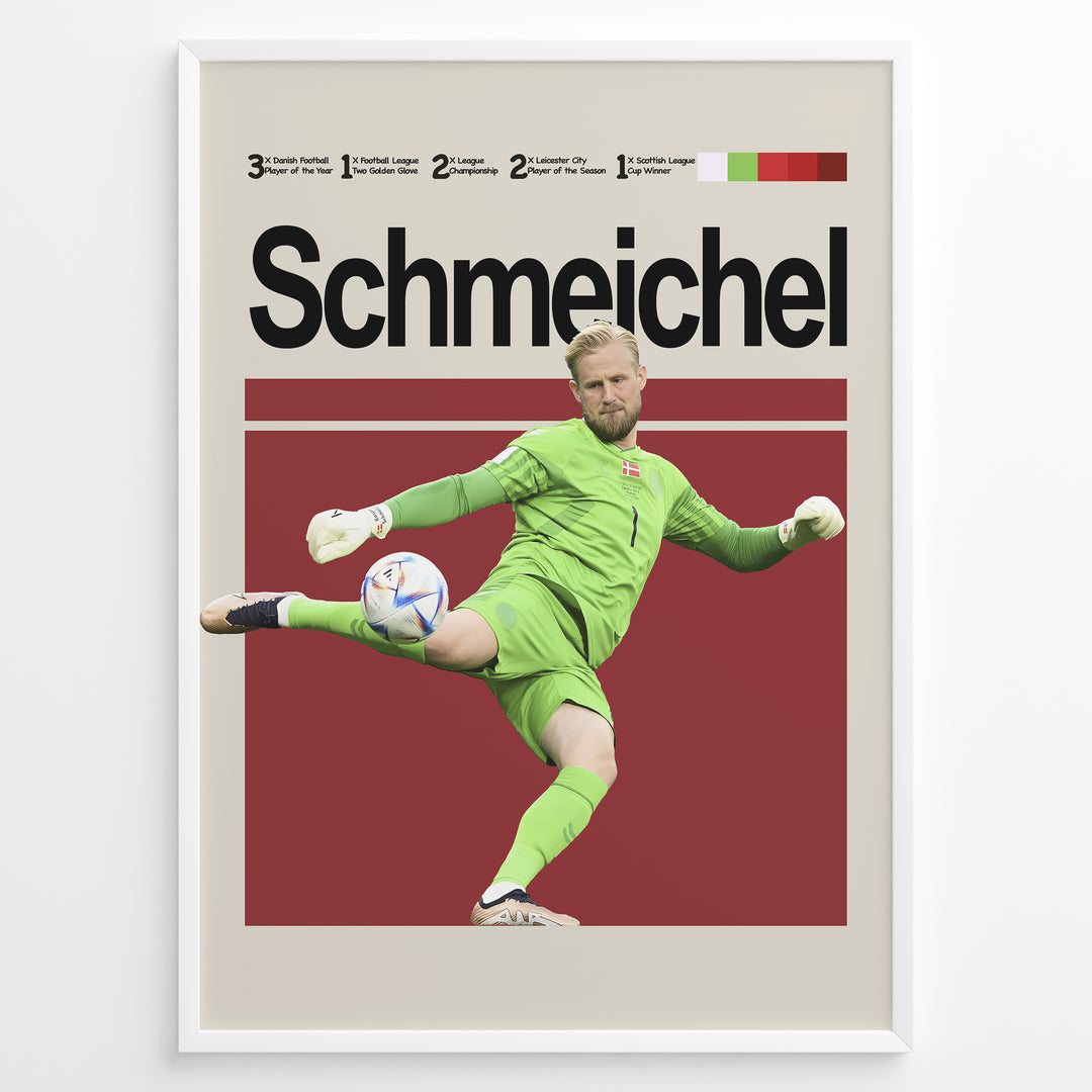 Kasper Schmeichel fodbold plakat i grøn Danmark målmandstrøje med spark til bolden og stilrent rødt baggrundsdesign.