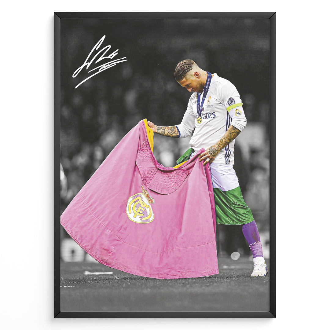 Sergio Ramos fodbold plakat i Real Madrid trøje hvor han står med klubflaget på banen efter triumf.