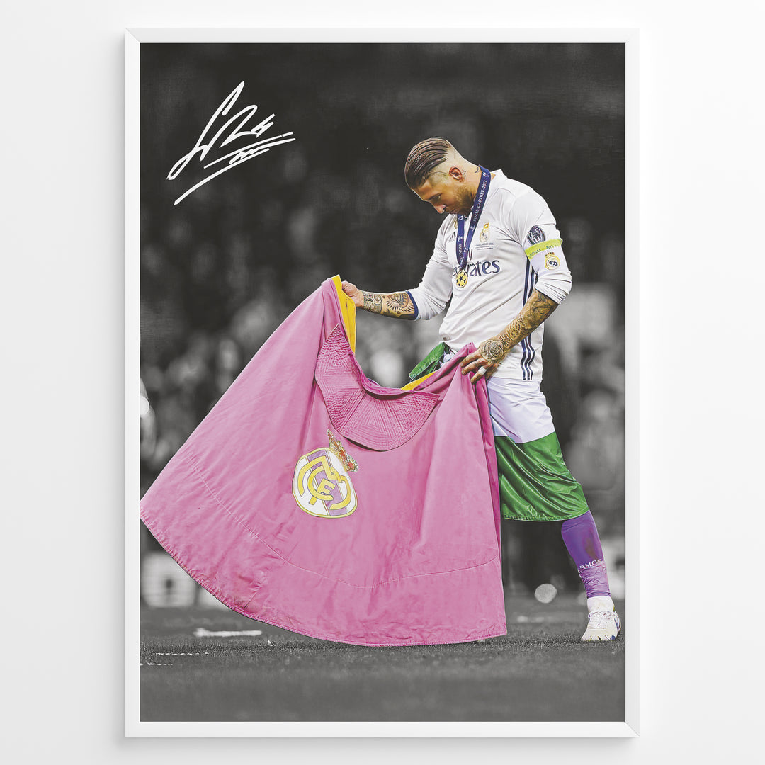 Sergio Ramos fodbold plakat i Real Madrid trøje hvor han står med klubflaget på banen efter triumf.