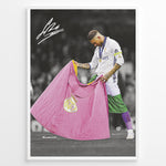 Ladda upp bild till gallerivisning, Sergio Ramos fodbold plakat i Real Madrid trøje hvor han står med klubflaget på banen efter triumf.
