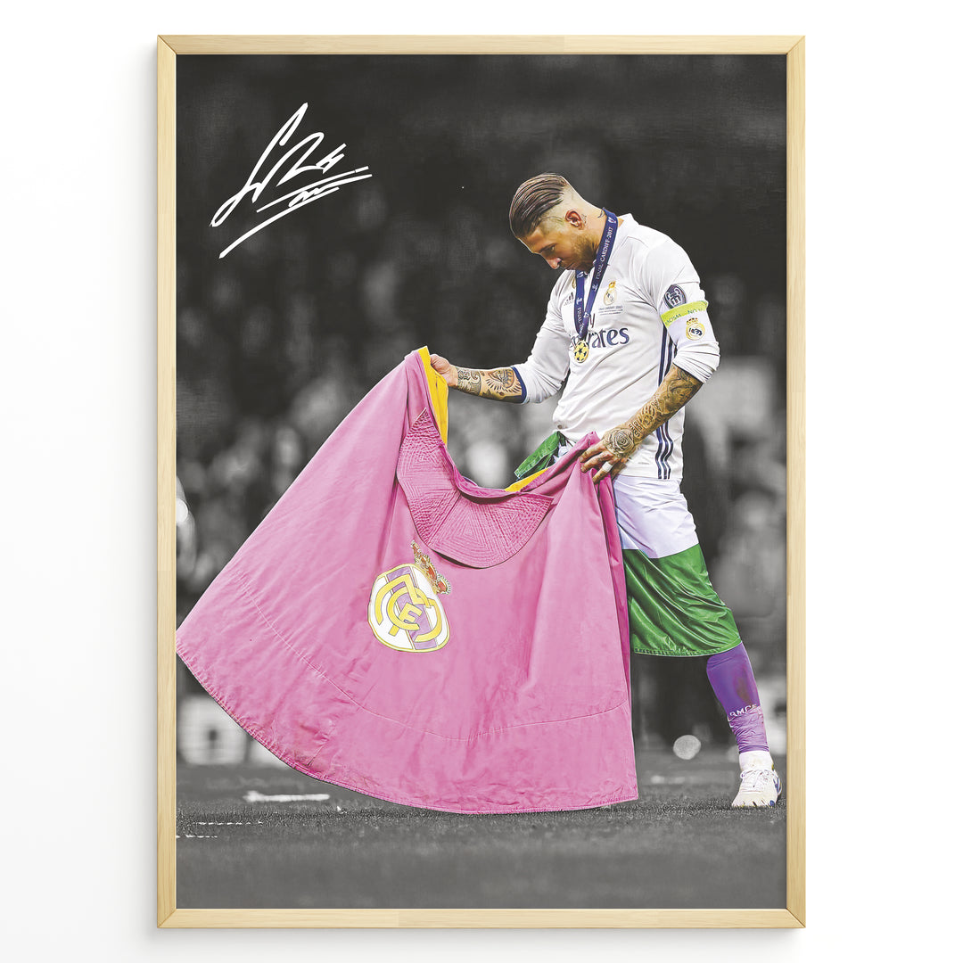 Sergio Ramos fodbold plakat i Real Madrid trøje hvor han står med klubflaget på banen efter triumf.