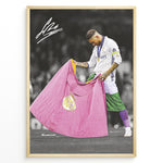 Ladda upp bild till gallerivisning, Sergio Ramos fodbold plakat i Real Madrid trøje hvor han står med klubflaget på banen efter triumf.
