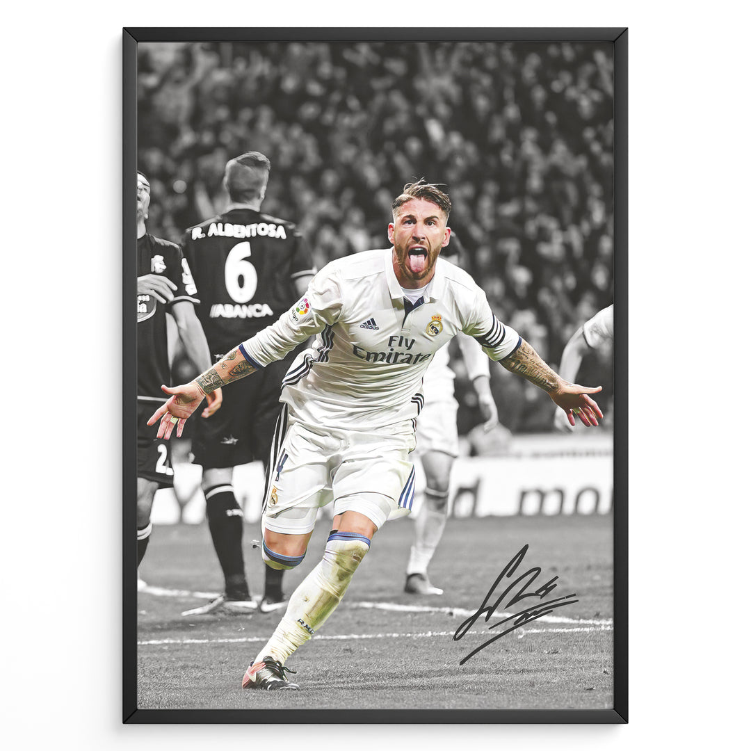 Sergio Ramos fodbold plakat i Real Madrid trøje hvor han jubler med armene bredt ud på banen.