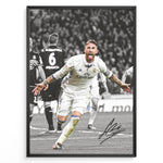 Ladda upp bild till gallerivisning, Sergio Ramos fodbold plakat i Real Madrid trøje hvor han jubler med armene bredt ud på banen.

