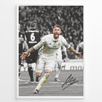 Ladda upp bild till gallerivisning, Sergio Ramos fodbold plakat i Real Madrid trøje hvor han jubler med armene bredt ud på banen.
