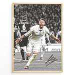 Ladda upp bild till gallerivisning, Sergio Ramos fodbold plakat i Real Madrid trøje hvor han jubler med armene bredt ud på banen.
