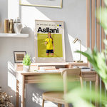 Ladda upp bild till gallerivisning, Kosovare Asllani plakat | Svensk landsholdstrøje i gult og blåt med stærk attitude og præstationer – perfekt til fans af kvindefodbold og Sverige
