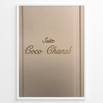 Ladda upp bild till gallerivisning, Fashion Plakat | Suite Coco Chanel Door Sign – Iconic Parisian Elegance Plakaty.dk | Beige door panel with elegant gold script reading “Suite Coco Chanel,” symbolizing luxury and Parisian elegance.
