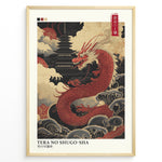 Ladda upp bild till gallerivisning, Japanske plakater | En kraftfuld illustration i japansk stil med titlen Tera no Shugo-sha (Tempelets Vogter), der viser en majestætisk rød drage, der hvirvler gennem stormfulde skyer omkring en traditionel tempelpagode. En slående blanding af myte, kultur og dristig kunst.
