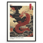 Ladda upp bild till gallerivisning, Japanske plakater | En kraftfuld illustration i japansk stil med titlen Tera no Shugo-sha (Tempelets Vogter), der viser en majestætisk rød drage, der hvirvler gennem stormfulde skyer omkring en traditionel tempelpagode. En slående blanding af myte, kultur og dristig kunst.
