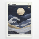 Ladda upp bild till gallerivisning, Japanske plakater | Modern gold and navy illustration of Hokusai’s Great Wave under a glowing full moon, with elegant Japanese and English text in a minimalist frame.
