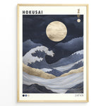 Ladda upp bild till gallerivisning, Japanske plakater | Modern gold and navy illustration of Hokusai’s Great Wave under a glowing full moon, with elegant Japanese and English text in a minimalist frame.
