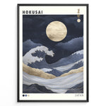 Ladda upp bild till gallerivisning, Japanske plakater | Modern gold and navy illustration of Hokusai’s Great Wave under a glowing full moon, with elegant Japanese and English text in a minimalist frame.
