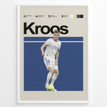 Ladda upp bild till gallerivisning, Toni Kroos fodbold plakater | Real Madrid-stjerne i hvid hjemmebanetrøje, klar til at aflevere bolden. Minimalistisk design.
