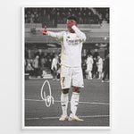Ladda upp bild till gallerivisning, Framed plakat of Vinícius Jr. in a Real Madrid kit doing an eye-cover celebration, with a black and white background and printed signature
