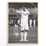Ladda upp bild till gallerivisning, Framed plakat of Vinícius Jr. in a Real Madrid kit doing an eye-cover celebration, with a black and white background and printed signature
