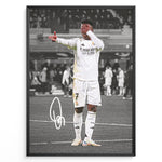Ladda upp bild till gallerivisning, Framed plakat of Vinícius Jr. in a Real Madrid kit doing an eye-cover celebration, with a black and white background and printed signature
