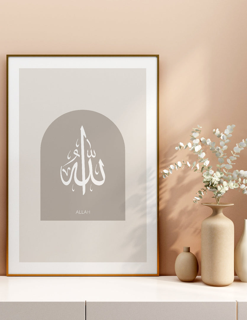 Allah (swt) calligraphy med grå og beige baggrund | Islamisk plakater | Plakaty.dk 