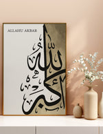 Ladda upp bild till gallerivisning, Allah-u akbar calligraphy med hvid og begie baggrund | Islamisk plakater | Plakaty.dk 
