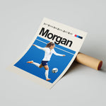 Ladda upp bild till gallerivisning, Alex Morgan plakat | USA landsholdstrøje i hvid og blå under kraftfuldt spark – ideel til fans af kvindefodbold og amerikansk sport
