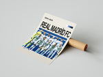 Ladda upp bild till gallerivisning, Real Madrid holdfoto plakat | Real Madrid 2024-2025 i hvidt kampkit, samlet i opstilling før kamp – klar til Champions League-triumf.
