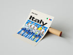 Ladda upp bild till gallerivisning, Holdfoto | Italy fodboldplakat 2024-2025 med italienske spillere i hvide og blå trøjer – elegant design til fans af Italien.
