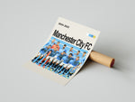 Ladda upp bild till gallerivisning, Manchester City FC holdfoto plakat | Spillerne står i lyseblå hjemmebanetrøjer 2024-2025 med intense udtryk og holdskjold.
