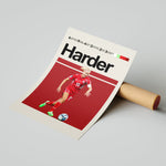Ladda upp bild till gallerivisning, Pernille Harder Kvinde fodbold plakater | Danmark landsholdstrøje i rød med aktion og fokus – perfekt til fans af kvindefodbold og dansk landshold
