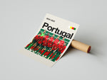 Ladda upp bild till gallerivisning, Portugal holdfoto plakat | Portugal 2024-2025 iført røde trøjer og grønne shorts, hele holdet samlet til kamp med ikonisk selvsikkerhed.
