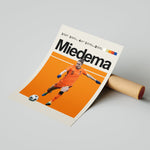 Ladda upp bild till gallerivisning, Vivianne Miedema Kvinde fodbold plakater | Holland landsholdstrøje i orange med fokus og boldkontrol – perfekt til fans af kvindefodbold og Oranje
