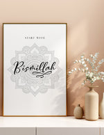 Ladda upp bild till gallerivisning, Bismillah calligraphy med hvid baggrund | Islamisk plakater | Plakaty.dk 
