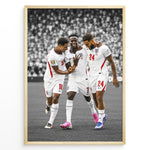 Ladda upp bild till gallerivisning, Bukayo Saka, Kobbie Mainoo og Reece James plakat i Englands landsholdstrøjer med moderne sort-hvid baggrund
