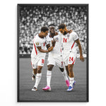 Ladda upp bild till gallerivisning, Bukayo Saka, Kobbie Mainoo og Reece James plakat i Englands landsholdstrøjer med moderne sort-hvid baggrund
