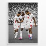Ladda upp bild till gallerivisning, Bukayo Saka, Kobbie Mainoo og Reece James plakat i Englands landsholdstrøjer med moderne sort-hvid baggrund
