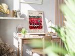 Ladda upp bild till gallerivisning, Manchester United FC holdfoto plakat | Spillerne i røde hjemmebanetrøjer 2024-2025 med holdskjold foran og fokuserede udtryk.
