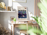 Ladda upp bild till gallerivisning, Paris Saint-Germain holdfoto plakat | PSG 2024-2025 i mørkeblå hjemmebanetrøjer med røde og hvide striber og spillere i klar formation.
